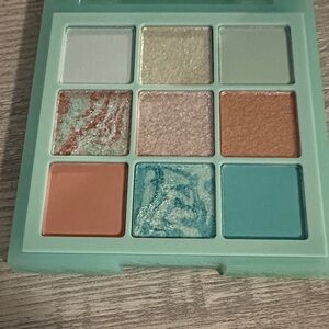 NWOT HUDA BEAUTY Aqua and Coral Eyeshadow Palette
